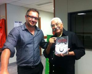 Paulo Moreira ao lado do jornalista Julio Maria segurando o livro 